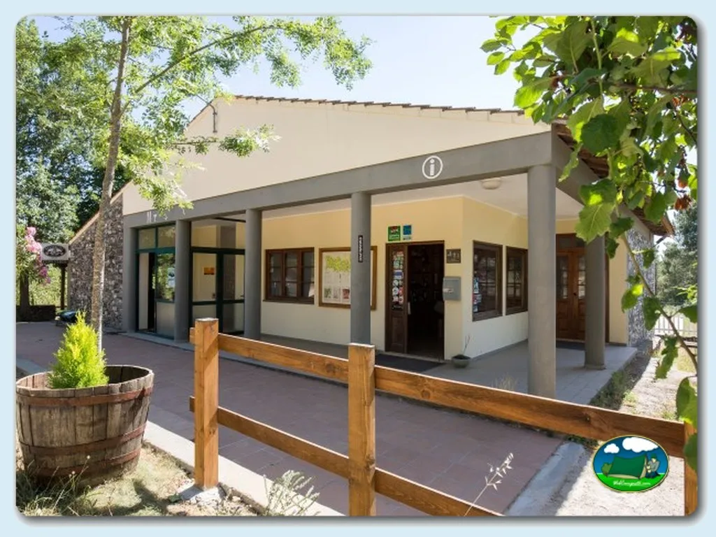 Recepción e información del recinto del Camping Cepo Verde, Gondesende (Bragança)