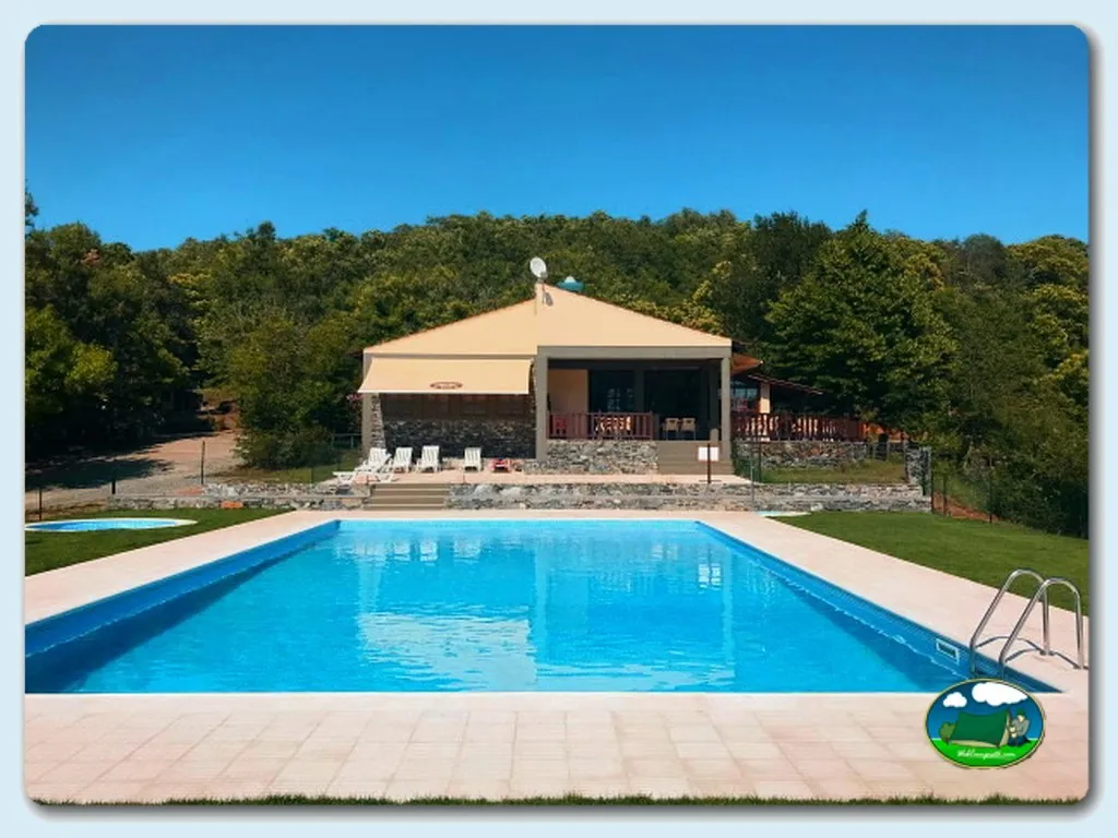 Piscina con vistas a la montaña y bungalow del Camping Cepo Verde, Gondesende (Bragança)