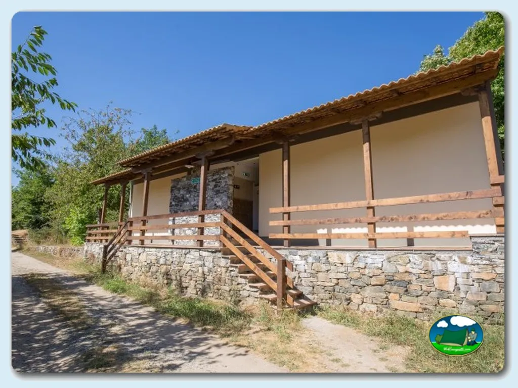 Cabaña de madera con terraza y base de piedra del Camping Cepo Verde, Gondesende (Bragança)