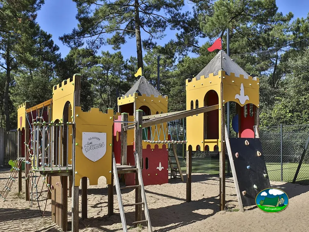 Castillo infantil de madera
