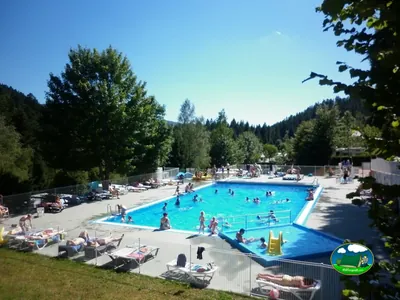 Piscina exterior con bañistas