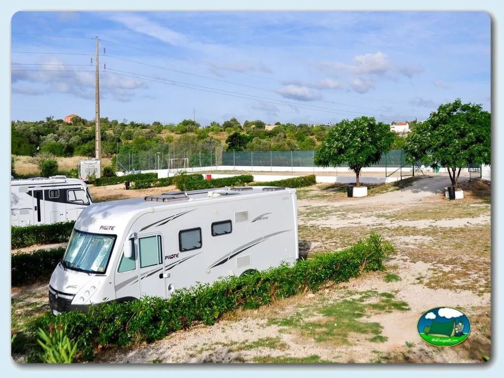 Parcela con mobil-home y piscina al fondo del Camping Canelas, Armaçao (Faro)
