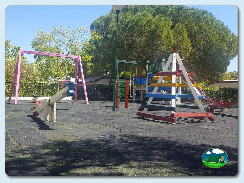 Parque infantil con columpios, tobogán y estructuras de juego del Camping Canelas, Armaçao (Faro)