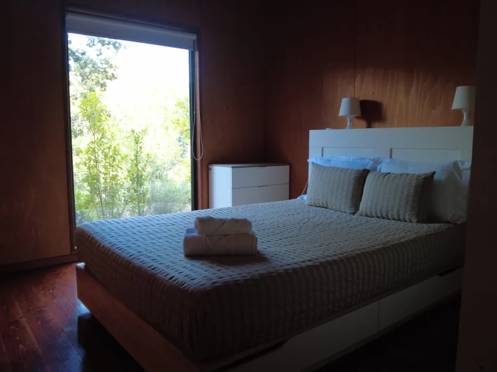 Bungalow con vistas a la naturaleza, cama doble y entrada de luz natural del Camping Sobre Águas, Bragança (Bragança)