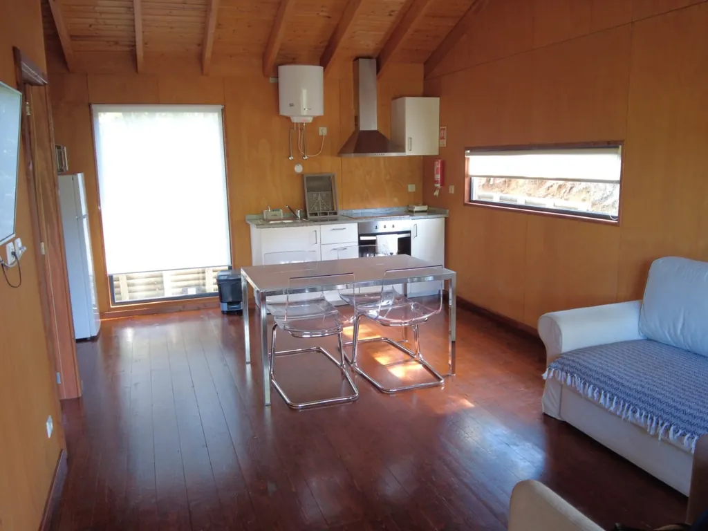 Mobil-home interior con cocina y zona de estar del Camping Sobre Águas, Bragança (Bragança)