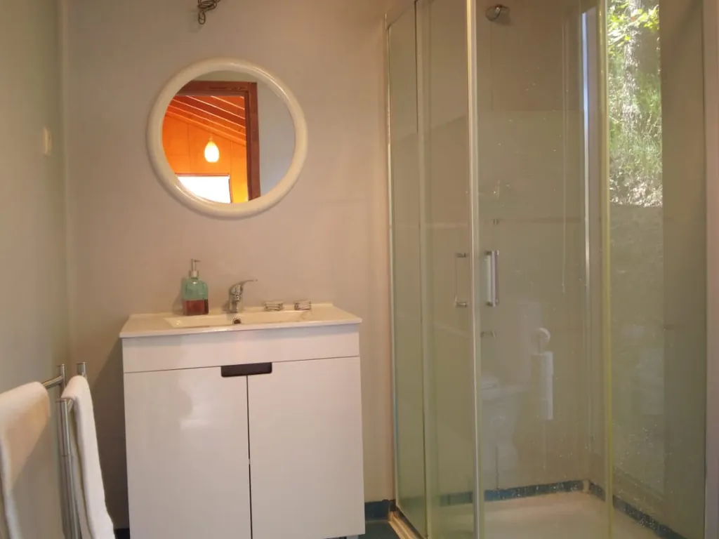 Cuarto de baño con ducha y lavabo del Camping Sobre Águas, Bragança (Bragança)