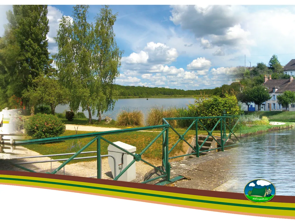 Vista panorámica del camping junto al canal de Camping Municipal de la Trézée, Ouzouer-sur-Trézée