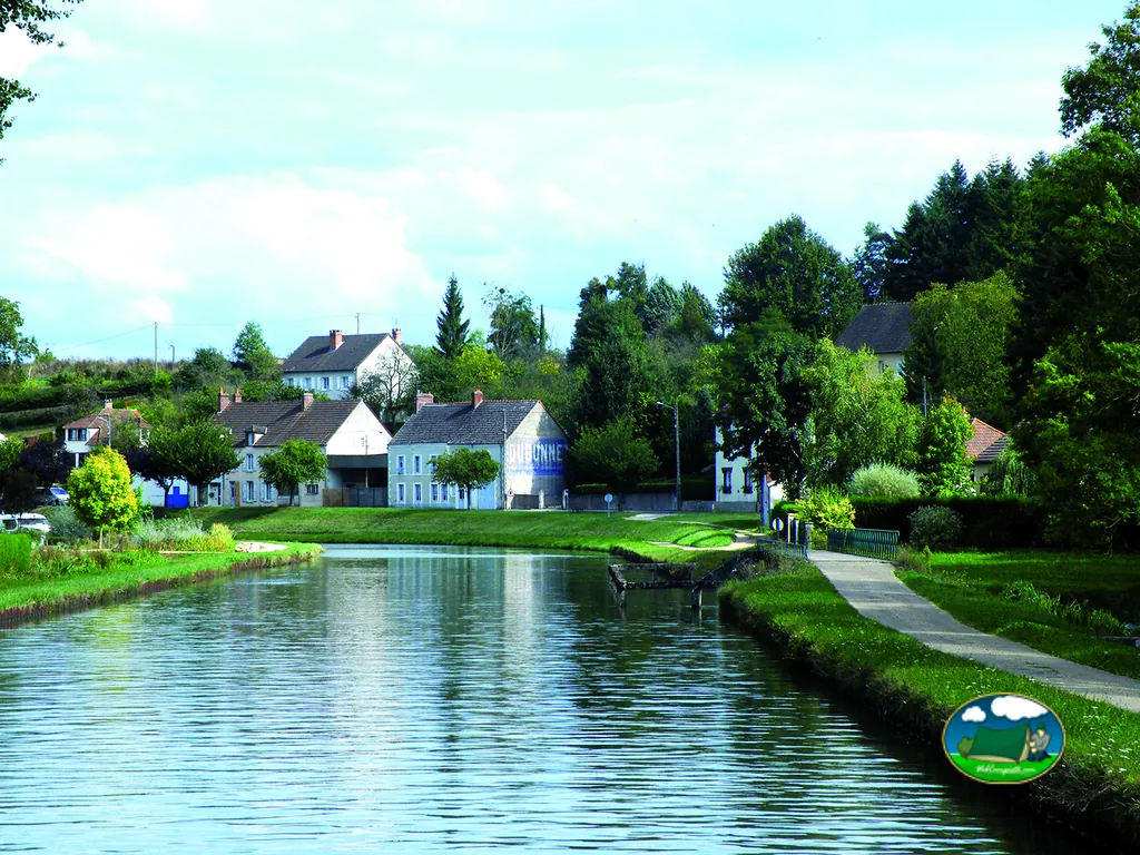 Parcelas junto al agua de Camping Municipal de la Trézée, Ouzouer-sur-Trézée