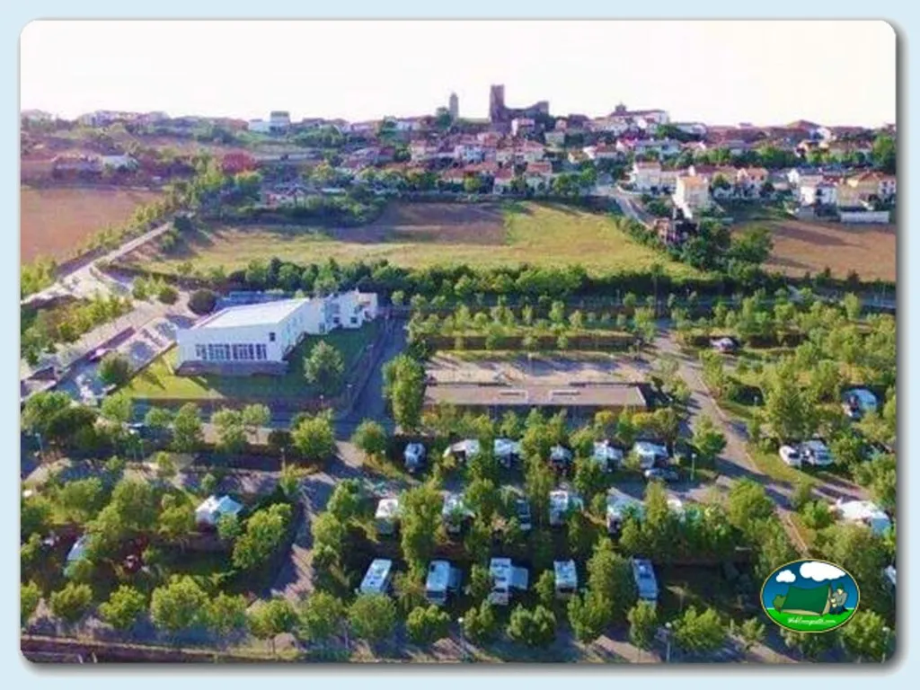 Plano del recinto junto al río con parcelas arboladas del Camping Mogadouro, Mogadouro (Bragança)