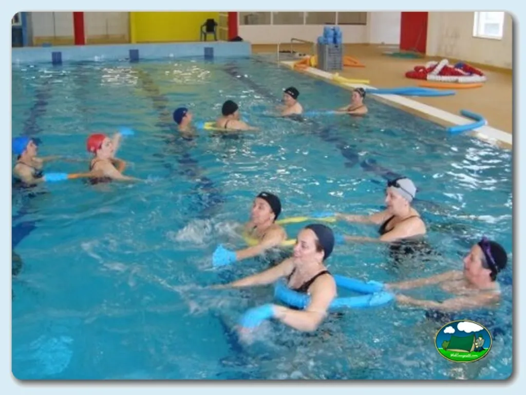 Piscina cubierta con clase de natación del Camping Mogadouro, Mogadouro (Bragança)