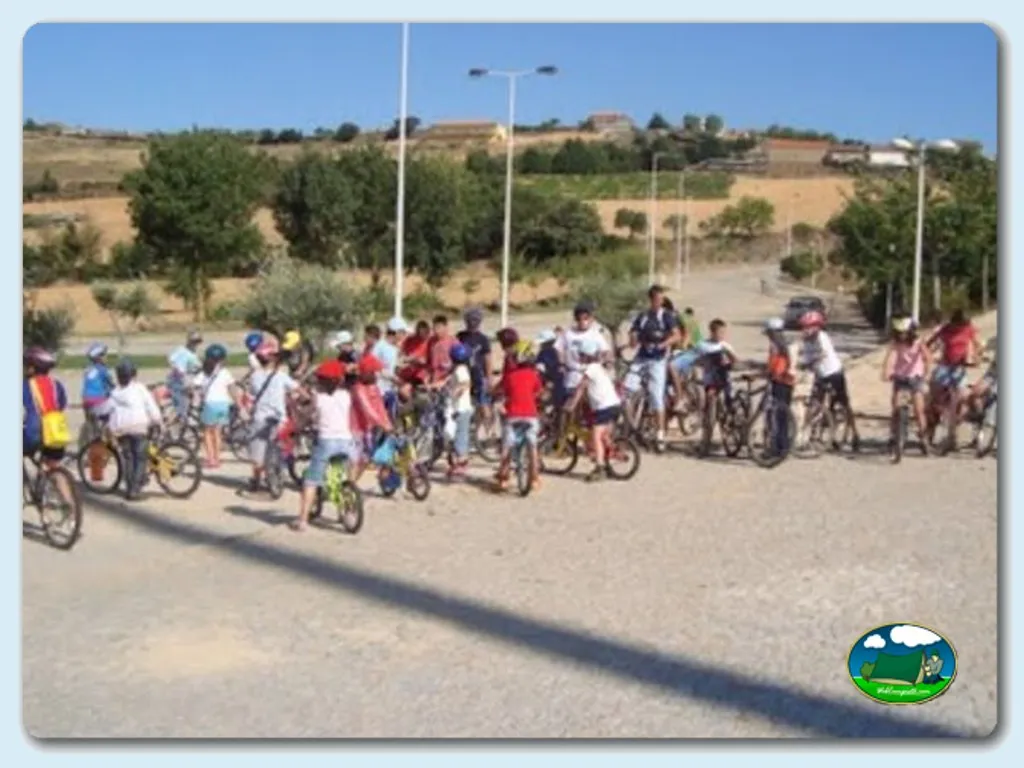 Parque infantil con actividad de bicicletas y grupo de niños del Camping Mogadouro, Mogadouro (Bragança)