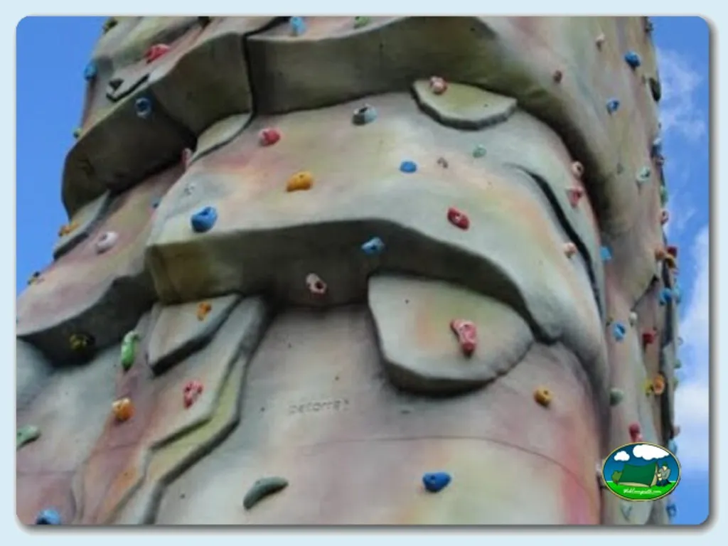 Parque infantil pared escalada colores del Camping Mogadouro, Mogadouro (Bragança)