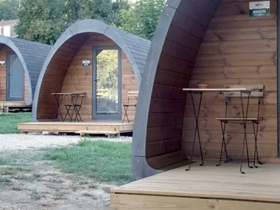 Glamping tipi con terraza y zona de bar del Camping Rio de Onor, Rio de Onor (Bragança)