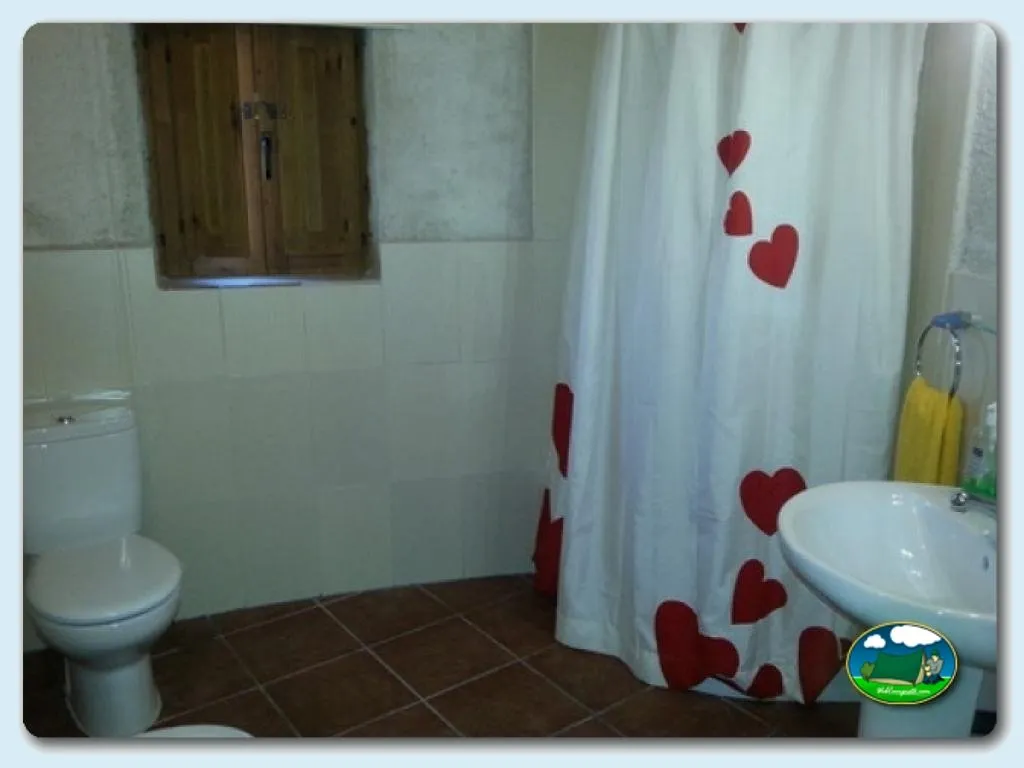Aseos con decoración de corazones del Camping El Balcón de Las Arribes, Pereña de la Ribera (Salamanca)