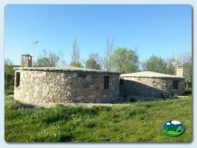 Cabaña de piedra con vistas a la montaña del Camping El Balcón de Las Arribes, Pereña de la Ribera (Salamanca)
