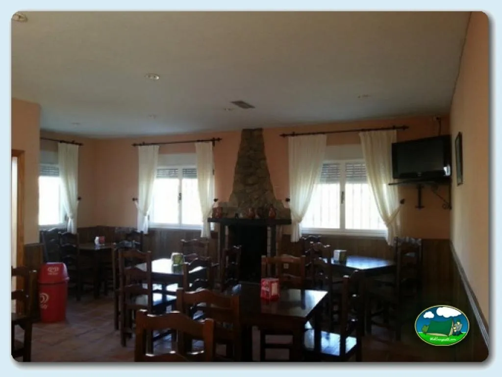Restaurante y bar con chimenea del Camping El Balcón de Las Arribes, Pereña de la Ribera (Salamanca)