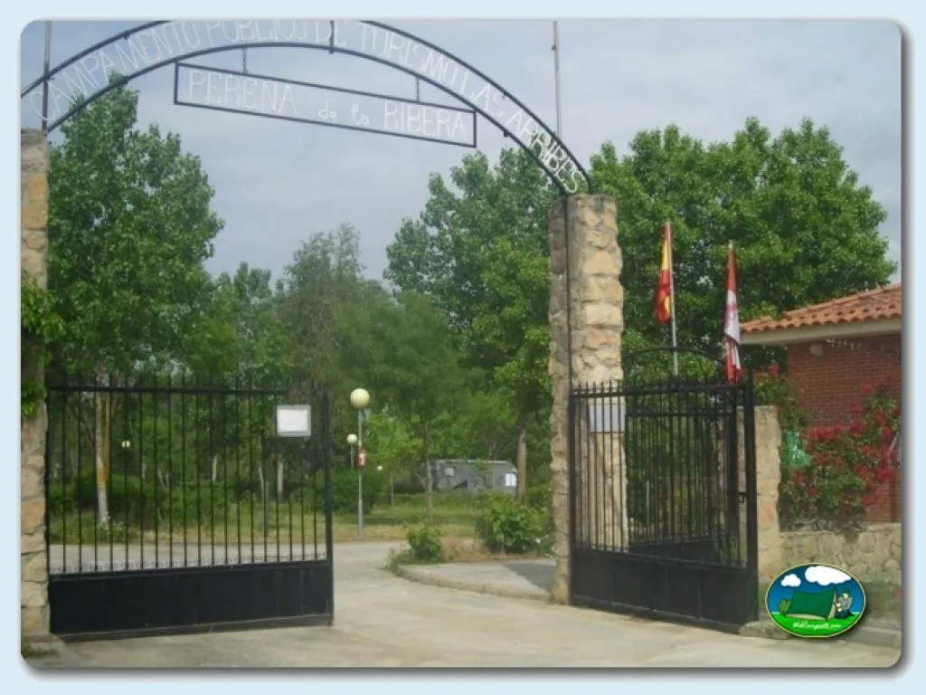 Entrada del recinto con portada del Camping El Balcón de Las Arribes, Pereña de la Ribera (Salamanca)