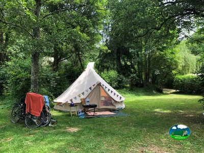 Tienda lodge en una parcela arbolada de Camping Moulin de Chaules, Saint-Constant