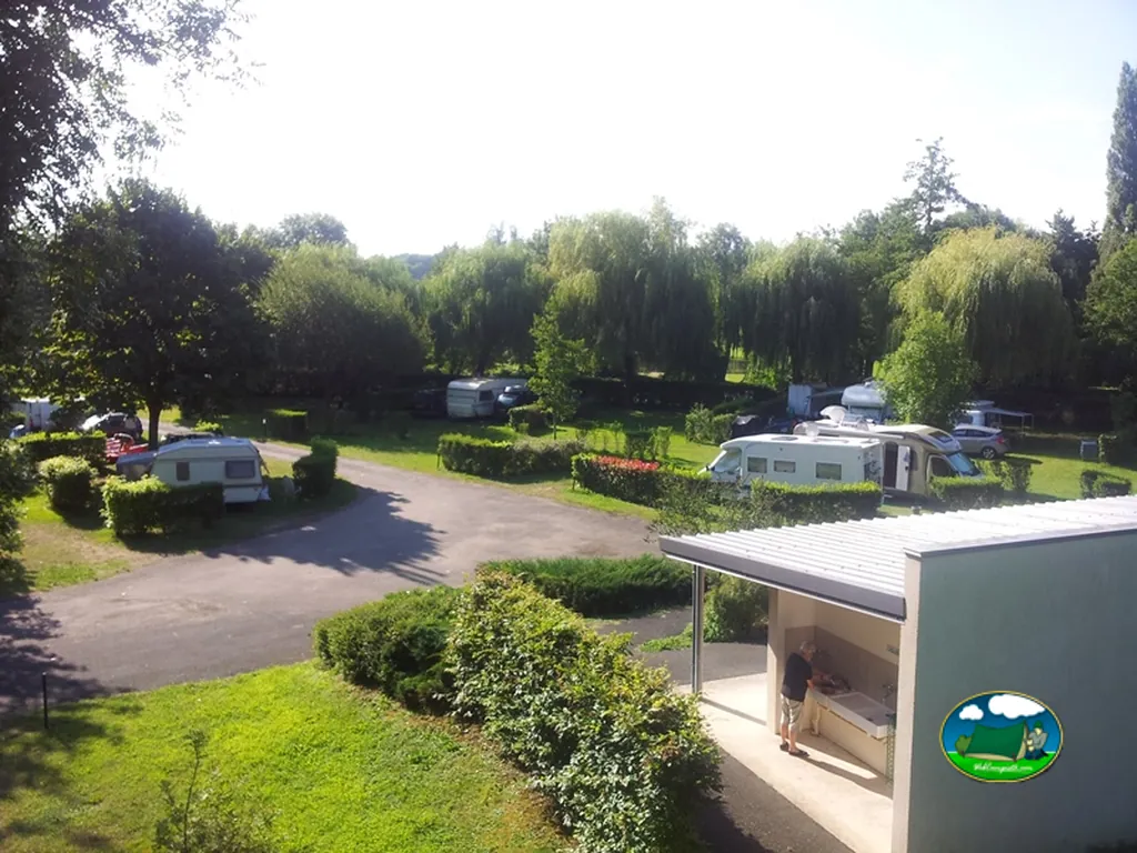 Parcelas junto al bloque sanitario de Camping Municipal de la Quintaine, Bélâbre