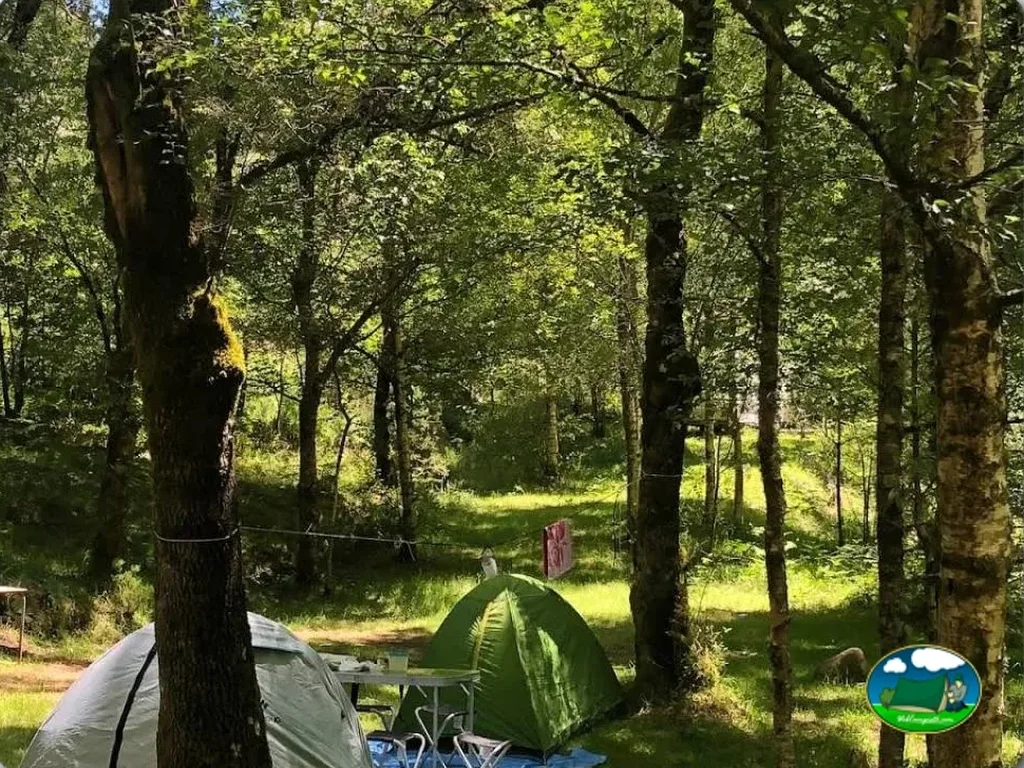 Parcela arbolada con tienda de acampada del Camping Lamas de Mouro, Lamas de Mouro (Viana Do Castelo)