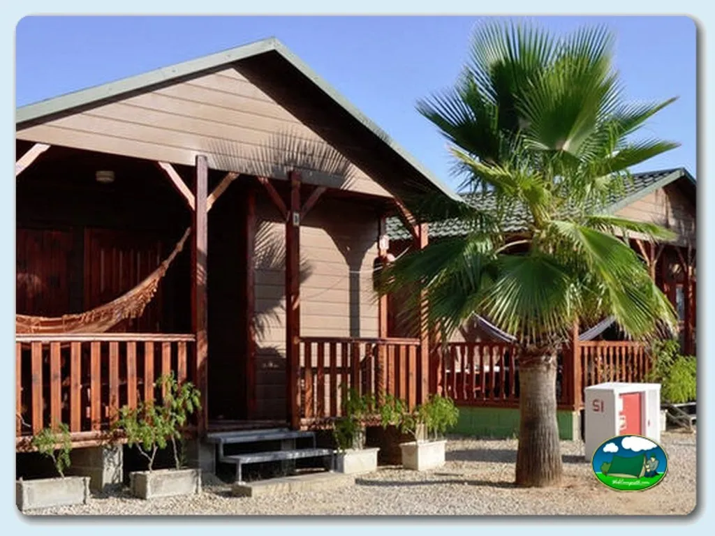 Bungalow de madera con terraza y sombrilla del Camping Albufeira, Albufeira (Faro)