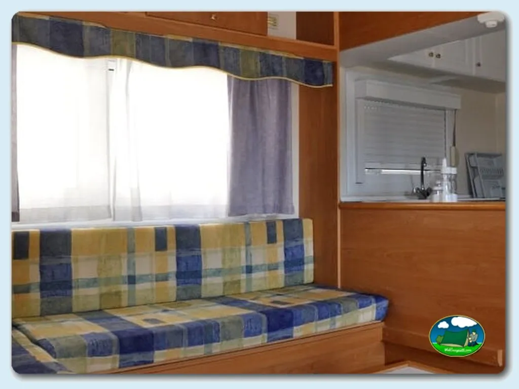 Mobil-home interior con zona de estar y cocina del Camping Albufeira, Albufeira (Faro)