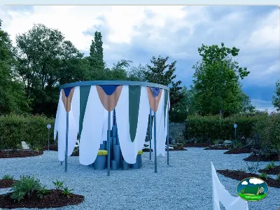 Glamping tipi con dosel en entorno arbolado del Camping Os Invernadeiros, Allariz (Ourense)