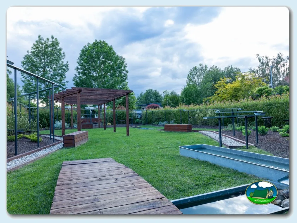Parcela con pérgola y zonas de huerta del Camping Os Invernadeiros, Allariz (Ourense)