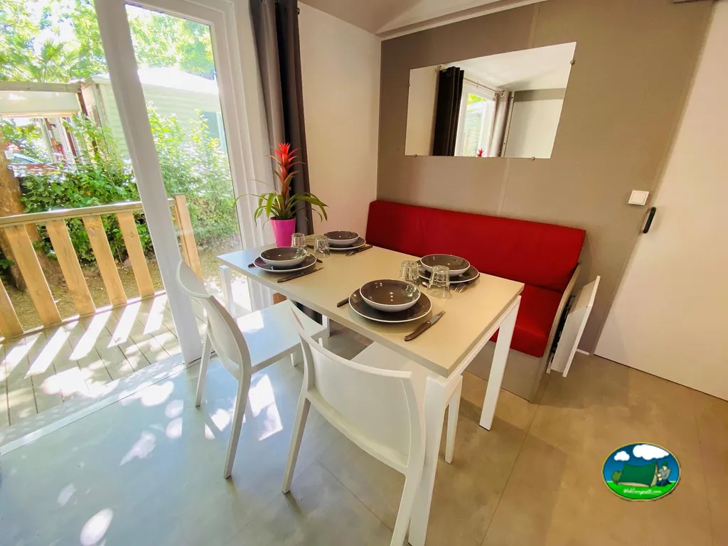 mesa puesta para cuatro comensales en el salón comedor de un mobil-home
