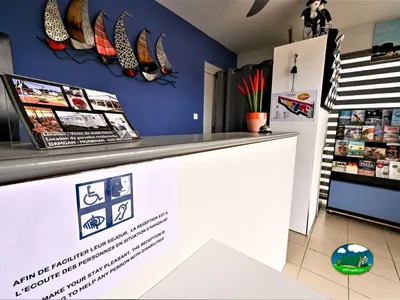 mostrador de recepción decorado con veleros de metal y folletos turísticos