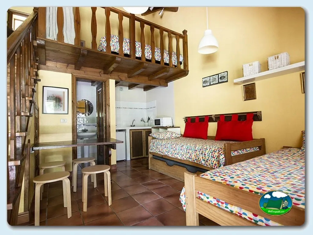 Bungalow con altillo, cocina y zona de estar del Camping Caurel, Folgoso do Caurel (Lugo)