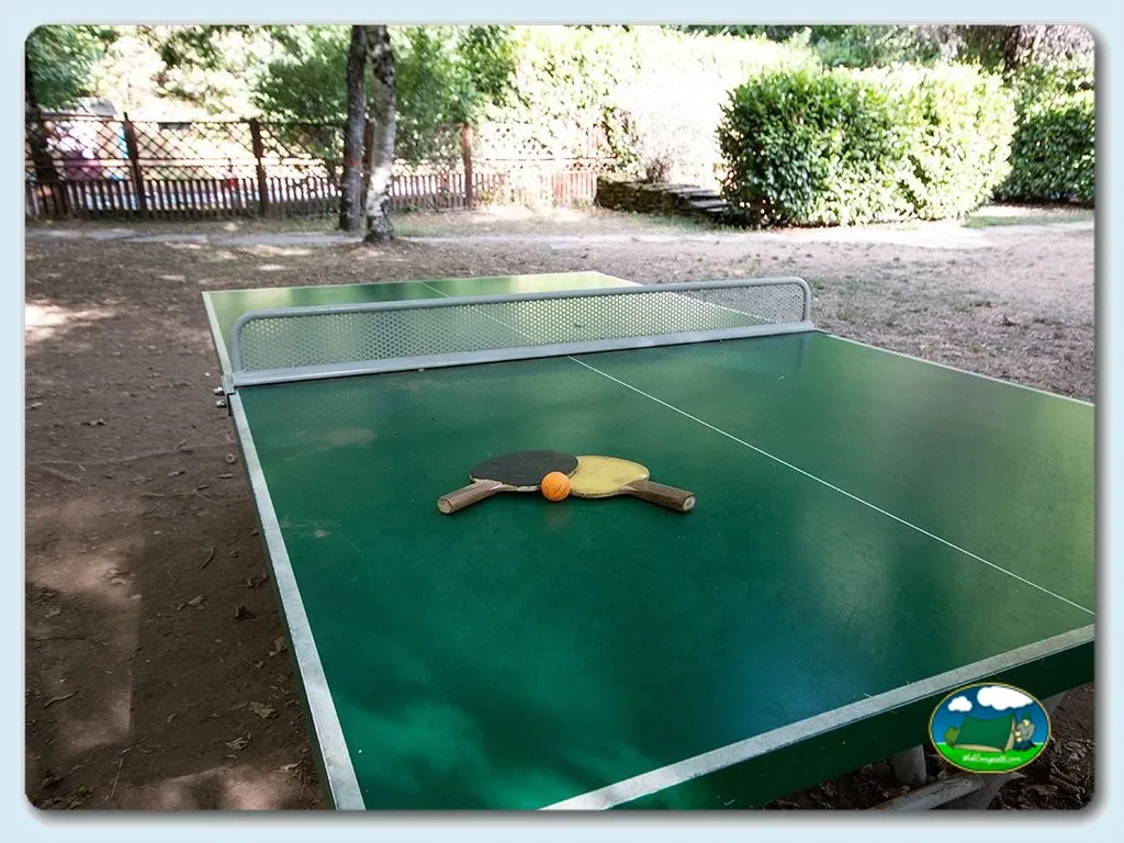 Mesa de ping pong en parcela del Camping Caurel, Folgoso do Caurel (Lugo)