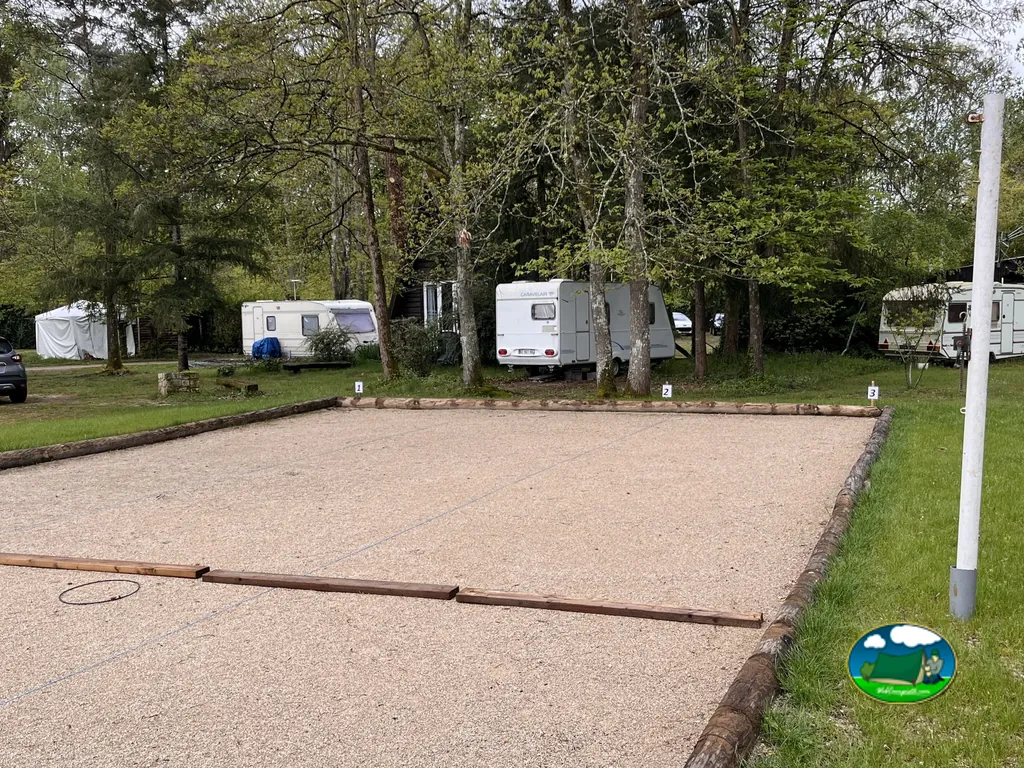 pista de petanca entre caravanas y árboles en el camping de Saint-Cyr-en-Val