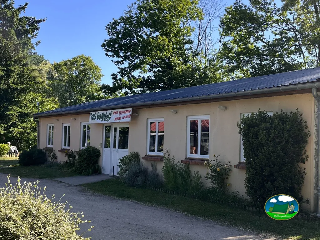 fachada de la recepción del camping Les Bogues con cartel de bienvenida en Saint-Cyr-en-Val