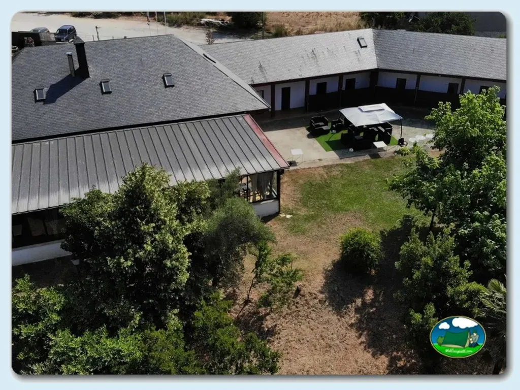 Instalaciones y recepción del recinto del Camping El Lago, Villafranca del Bierzo (León)