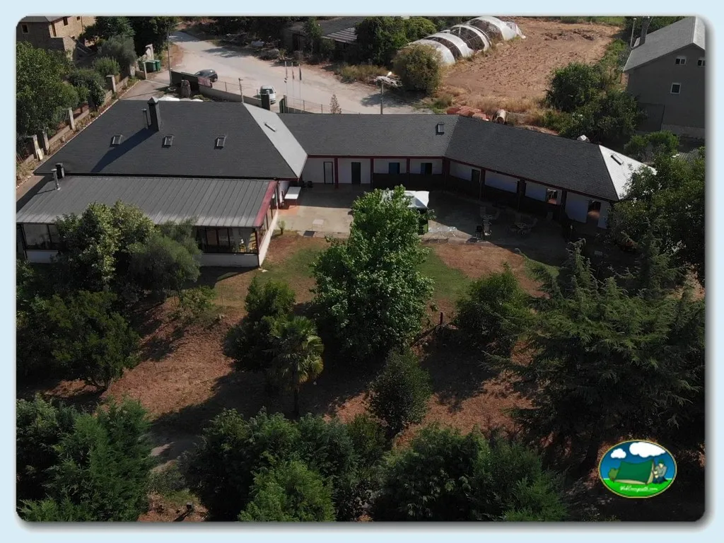 Recepción y servicios del recinto del Camping El Lago, Villafranca del Bierzo (León)