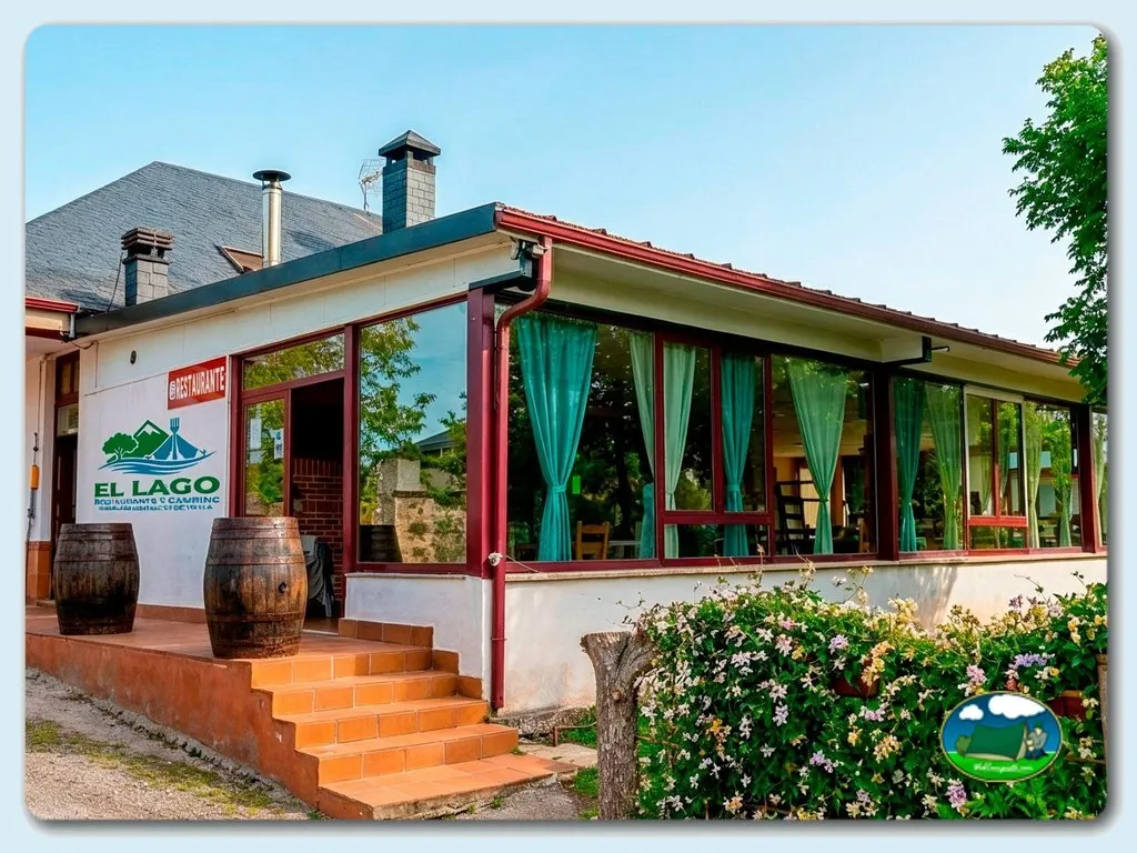 Restaurante con vistas al lago, terraza acristalada del Camping El Lago, Villafranca del Bierzo (León)