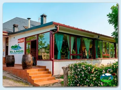 Restaurante con vistas al lago, terraza acristalada del Camping El Lago, Villafranca del Bierzo (León)