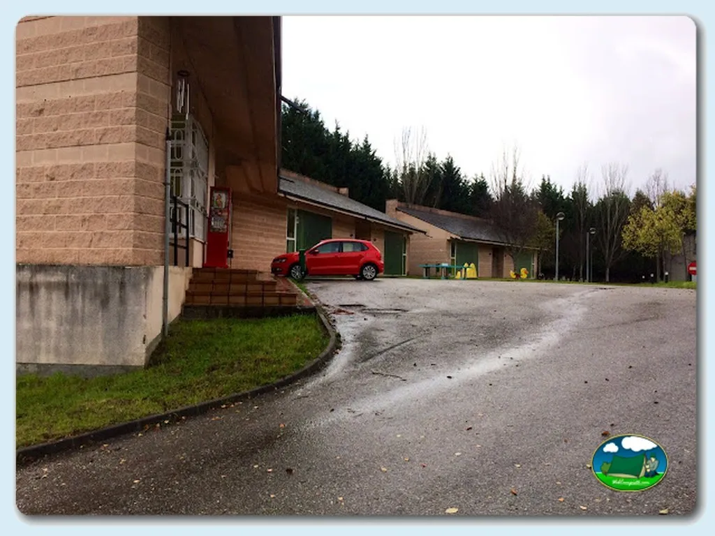 Recepción y parcelas con mobil-homes del Camping Los Perdigones, Lillo del Bierzo (León)