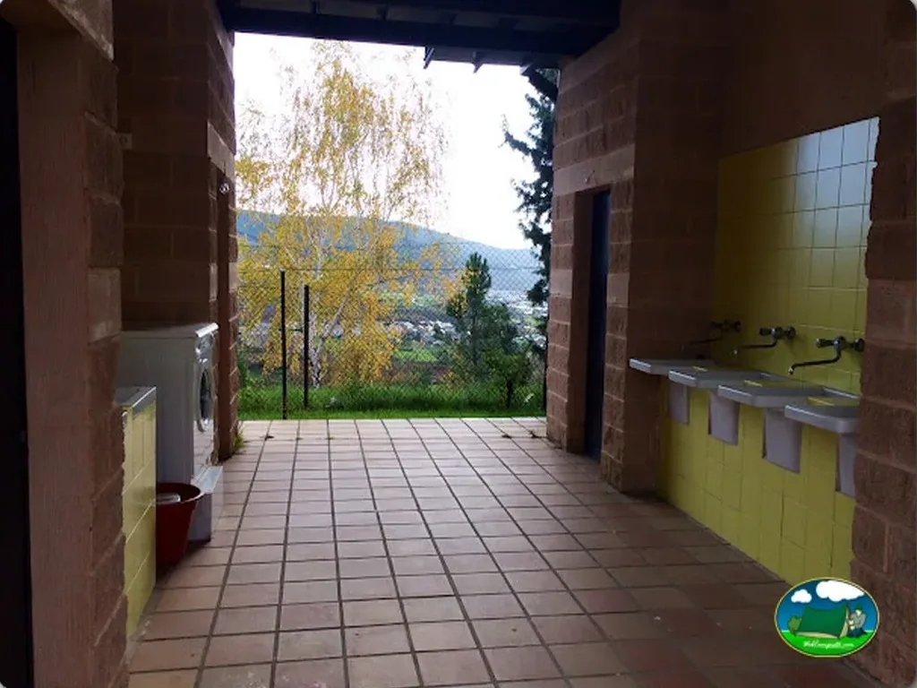 Aseos con vistas a la montaña del Camping Los Perdigones, Lillo del Bierzo (León)