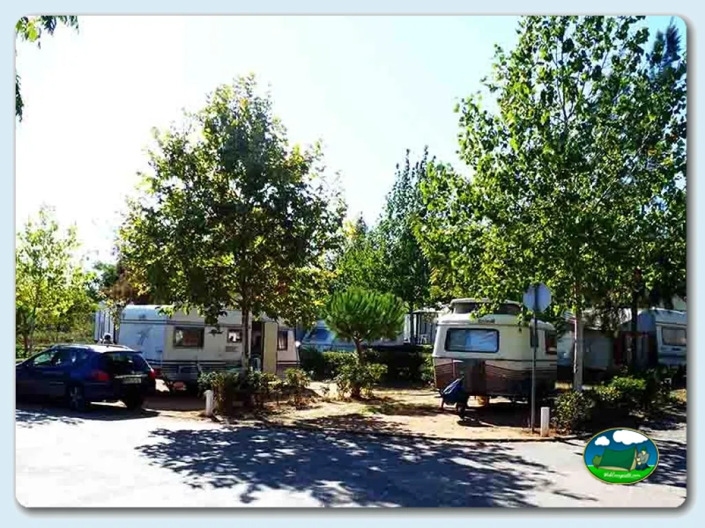 Parcela con mobil-home y arbolado del Camping Orbitur Valverde, Lagos (Faro)