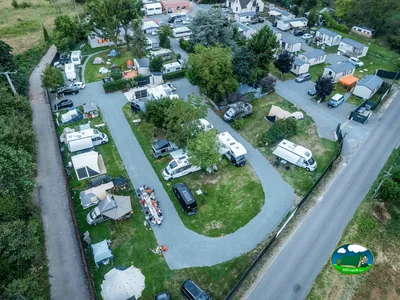 vista aérea del camping con parcelas, autocaravanas, mobil-homes y una mesa preparada al aire libre en Verneuil-sur-Seine