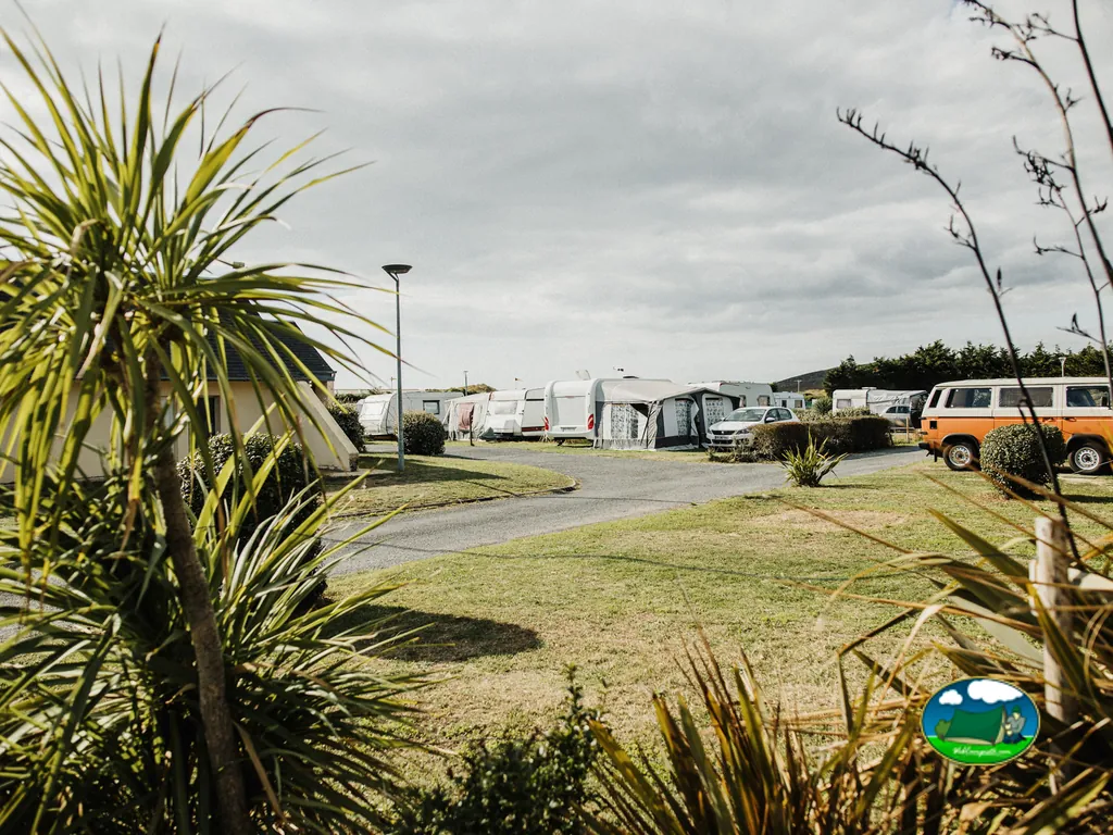 hilera de caravanas y avancés en las parcelas del camping municipal de Surtainville
