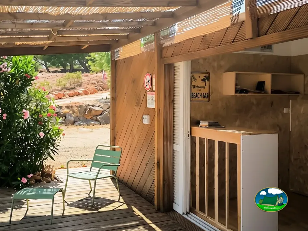 terraza de madera con sillas junto al bar de la piscina, con cartel Welcome to the Beach Bar, en Caves