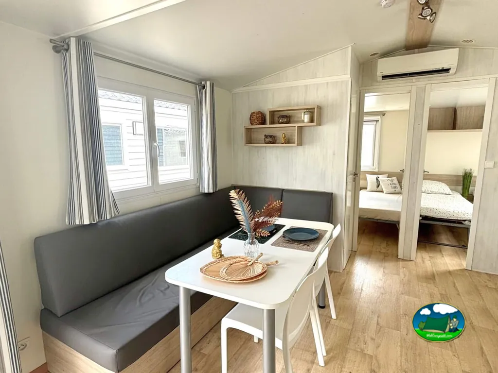 interior de un mobile home con salón comedor, cocina y dos dormitorios en Moustiers-Sainte-Marie