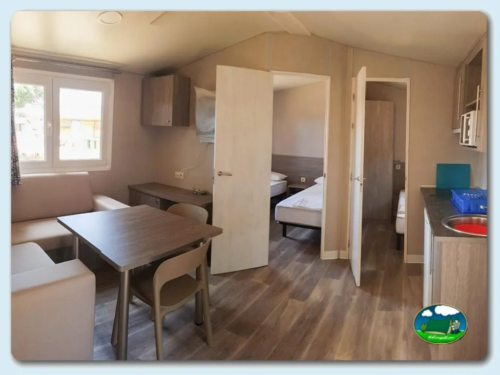 Mobil-home interior con cocina, salón y dormitorio del Camping Doñana Playa, Matalascañas (Huelva)