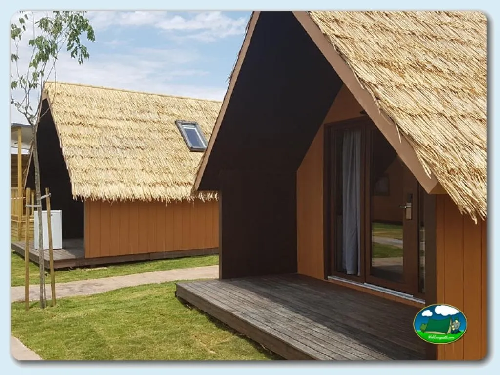 Glamping cabaña con techo de paja del Camping Doñana Playa, Matalascañas (Huelva)