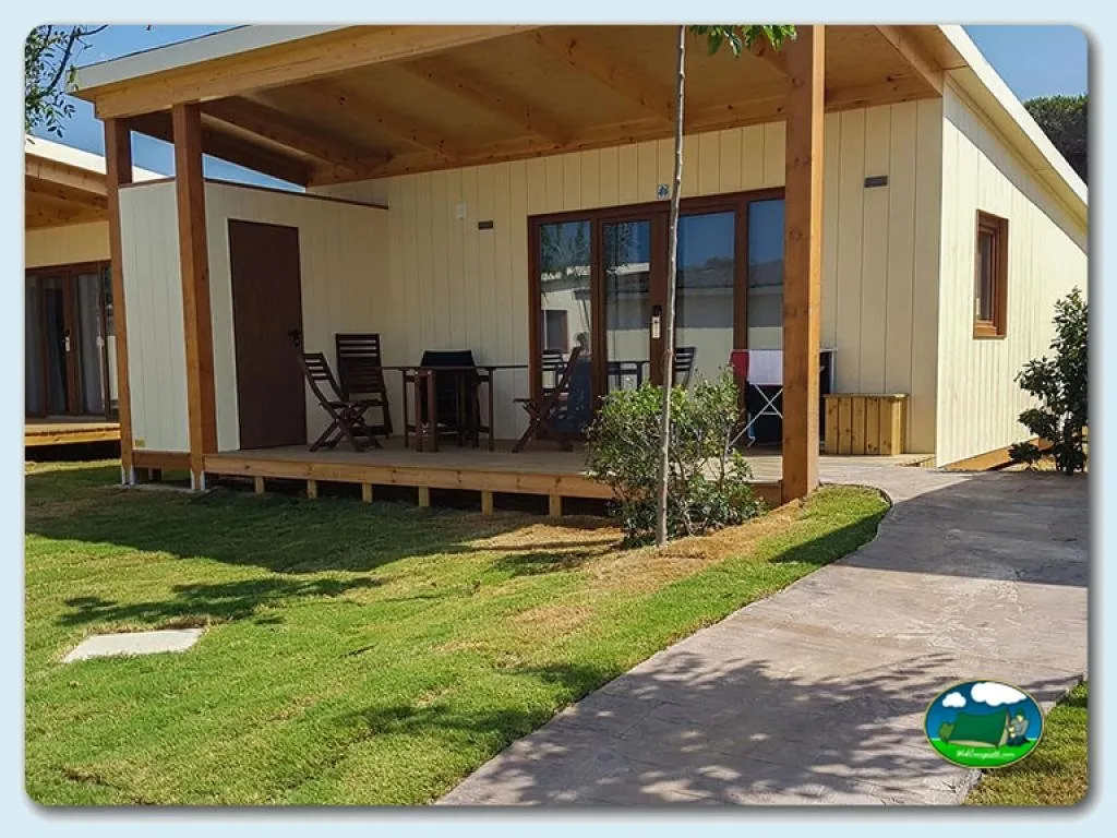 Bungalow con terraza cubierta y jardín del Camping Doñana Playa, Matalascañas (Huelva)
