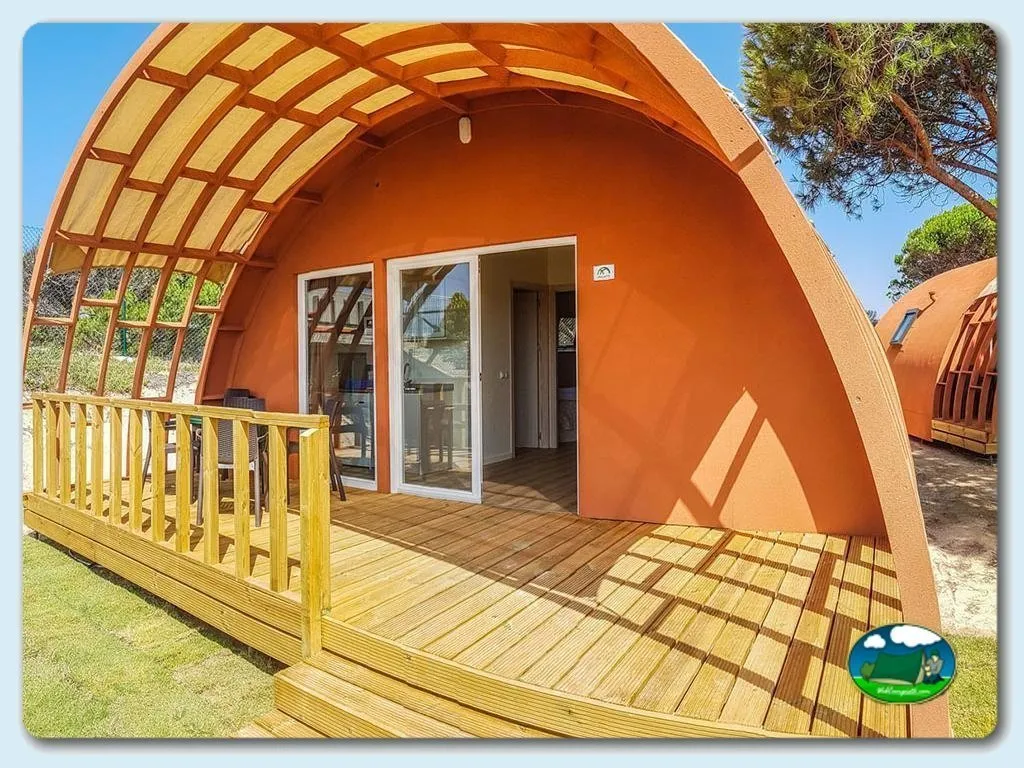 Glamping bungalow con terraza y vistas al pinar del Camping Doñana Playa, Matalascañas (Huelva)