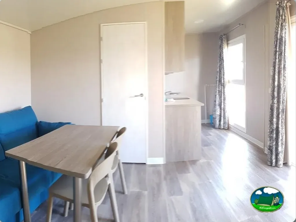 Mobil-home interior con zona de estar y cocina del Camping Doñana Playa, Matalascañas (Huelva)